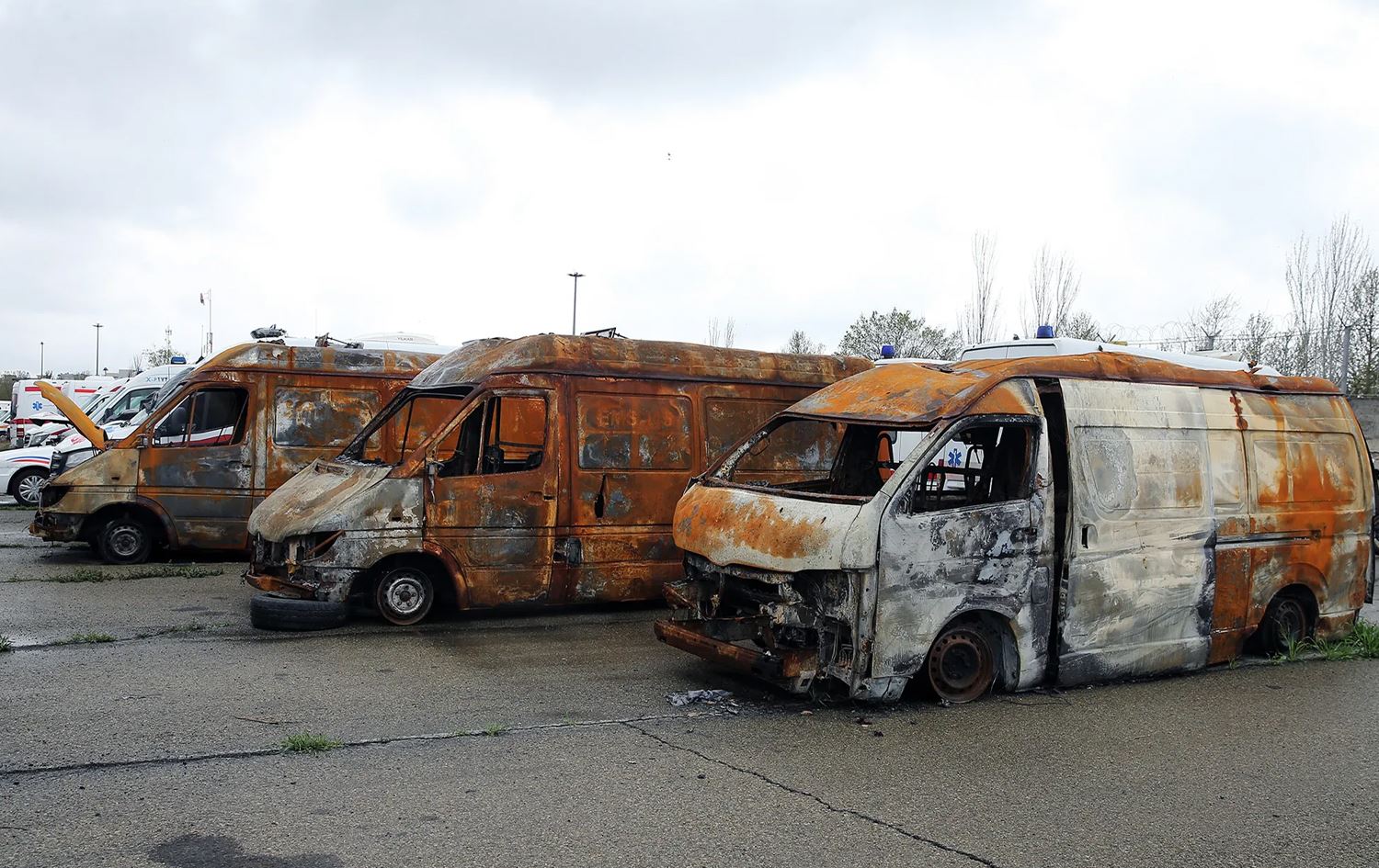 چەند ئەمبوڵانسێکی تێکشکێندراو لە ئێران.