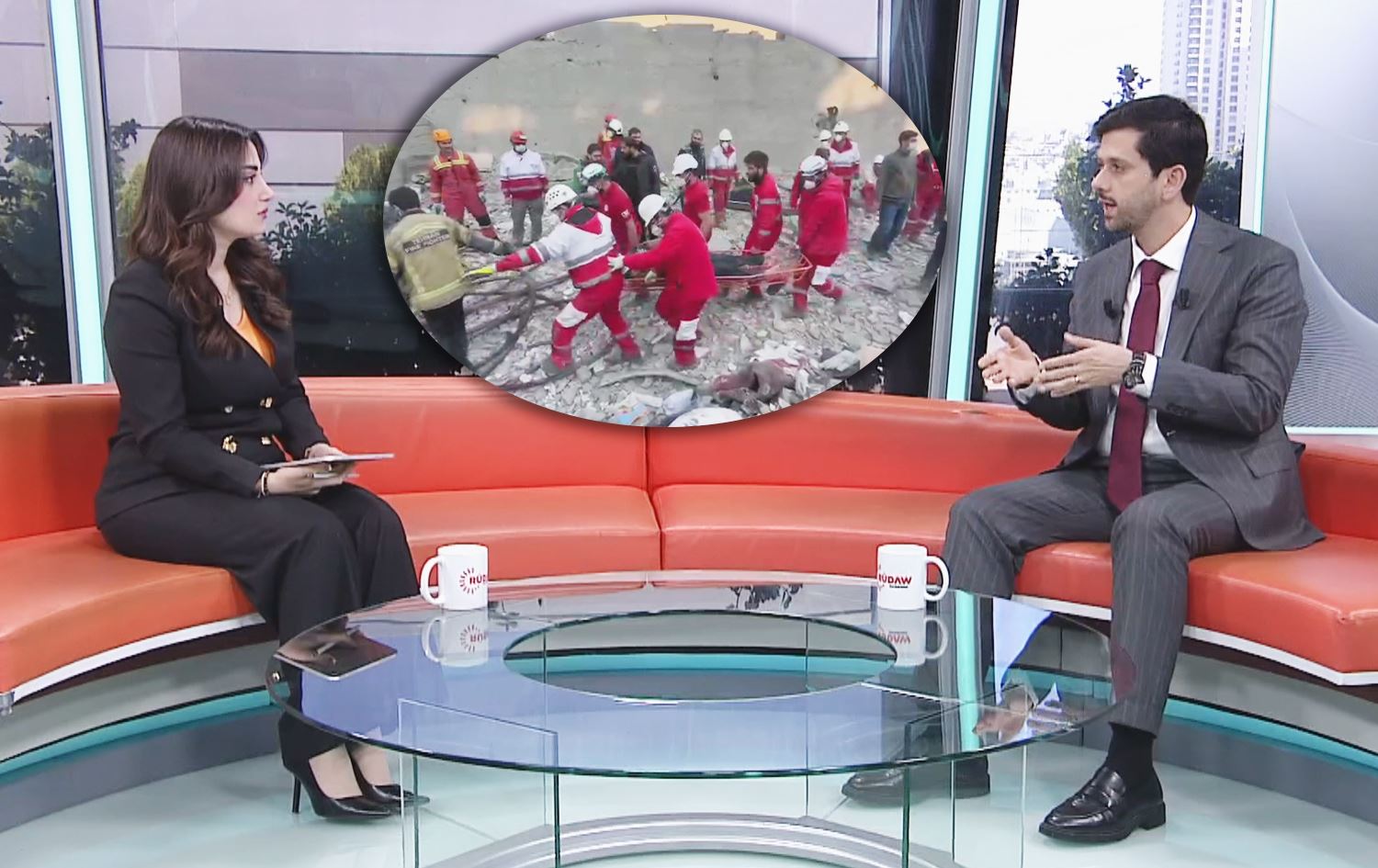 د. ئاودێر عەلی - بریندارێک لەژێر داروپەردووی بۆردووماندا دەردەهێندرێت - دکتۆر لونا خالید