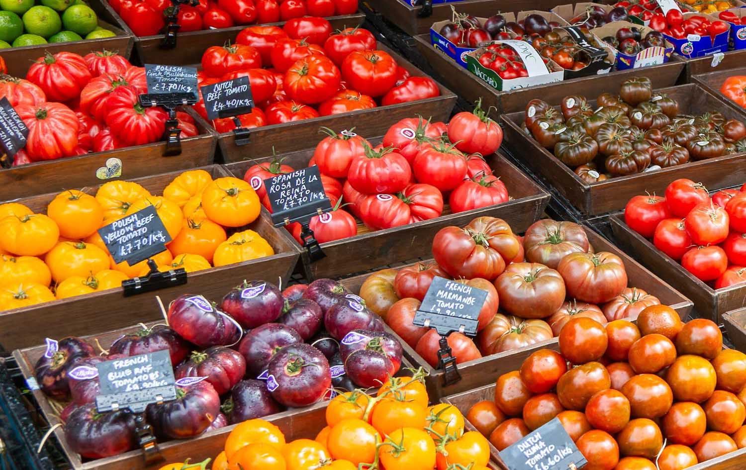 بازاڕێکی سەوزە و میوە لە بەریتانیا. وێنە: geogphotos/Alamy