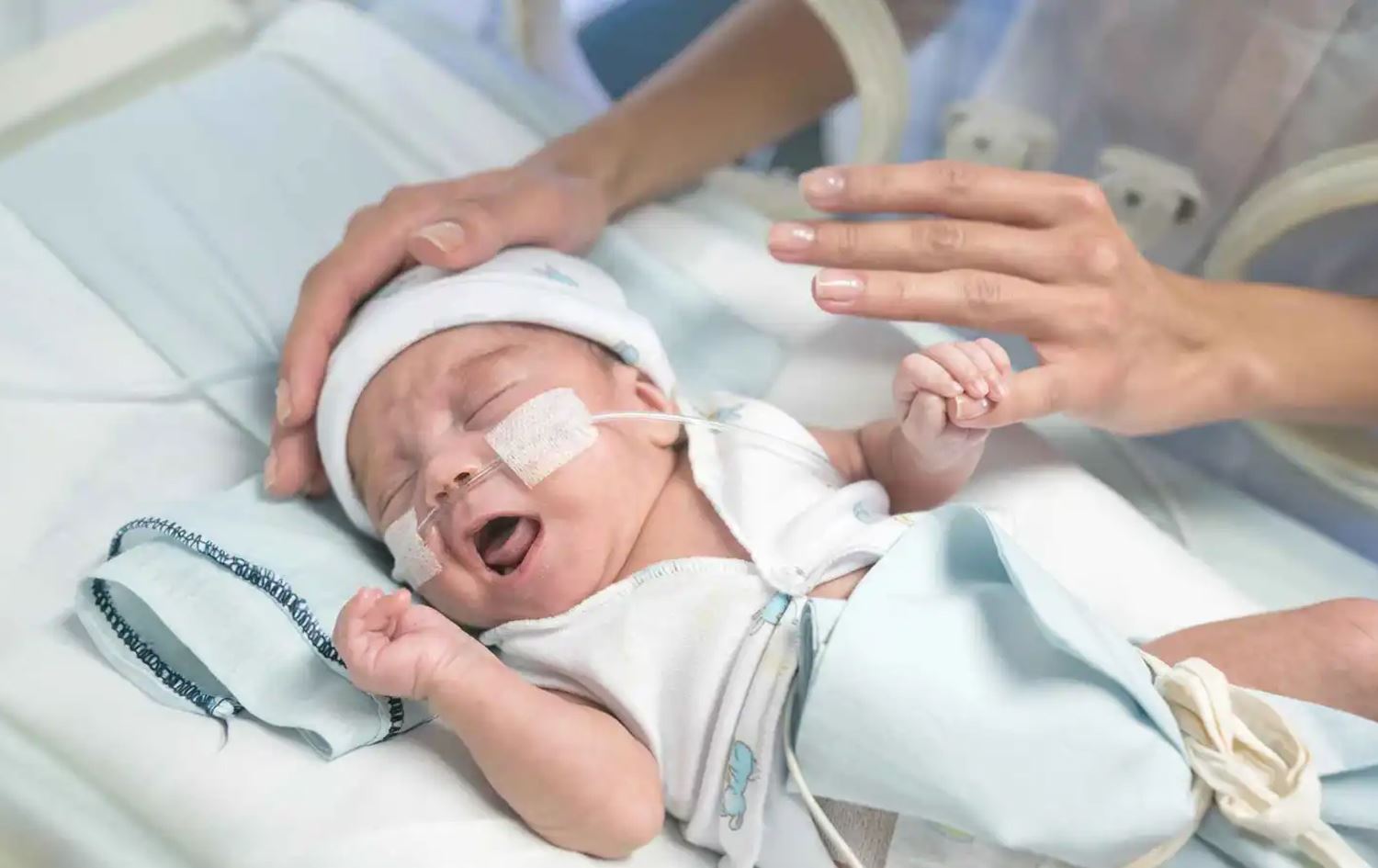 منداڵێک لەژێر چاودێریدایە و بە ناکامی لەدایکبووە. 