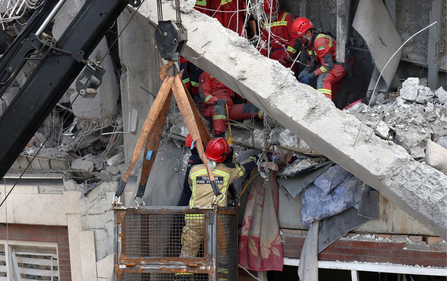 تیمەکان سەرقاڵی هاوکاری کردنن. وێنەکە: AFP