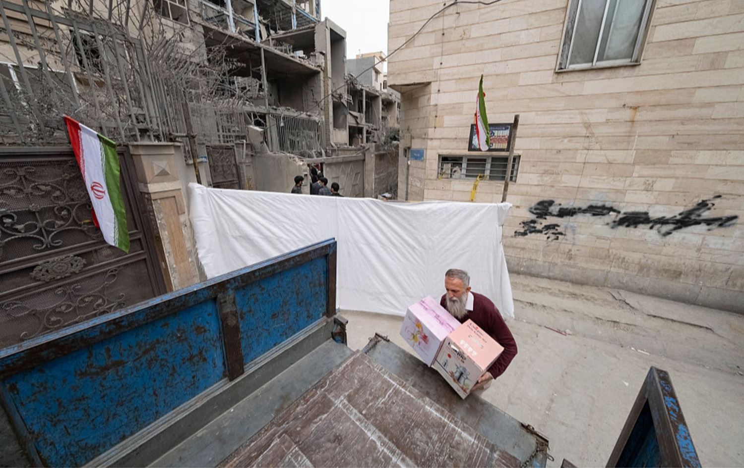 هاوڵاتییەکی ئێرانی سەرقاڵی گواستنەوەی ماڵەکەیەتی