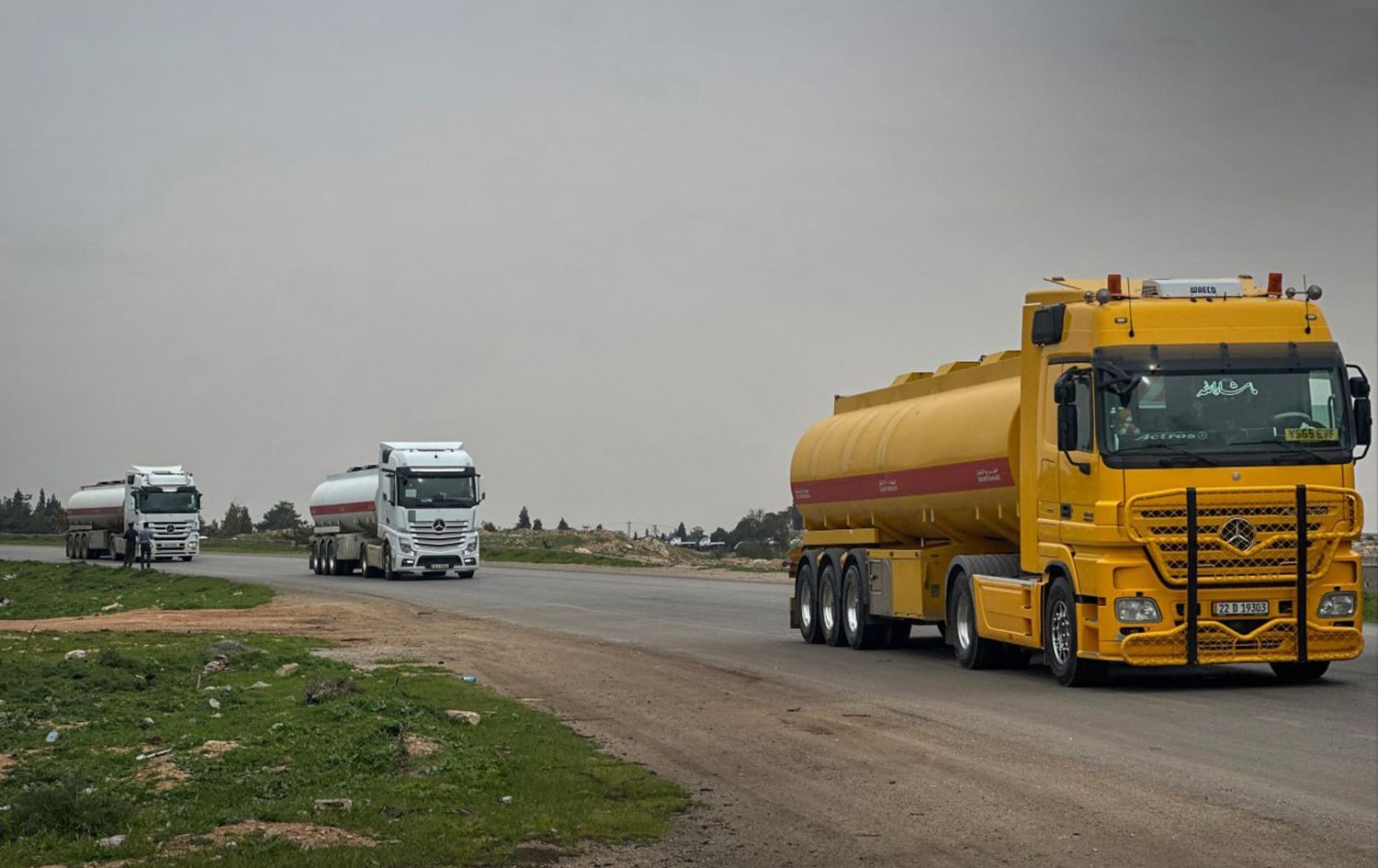 شاحنات النفط العراقي عبر الأراضي السورية