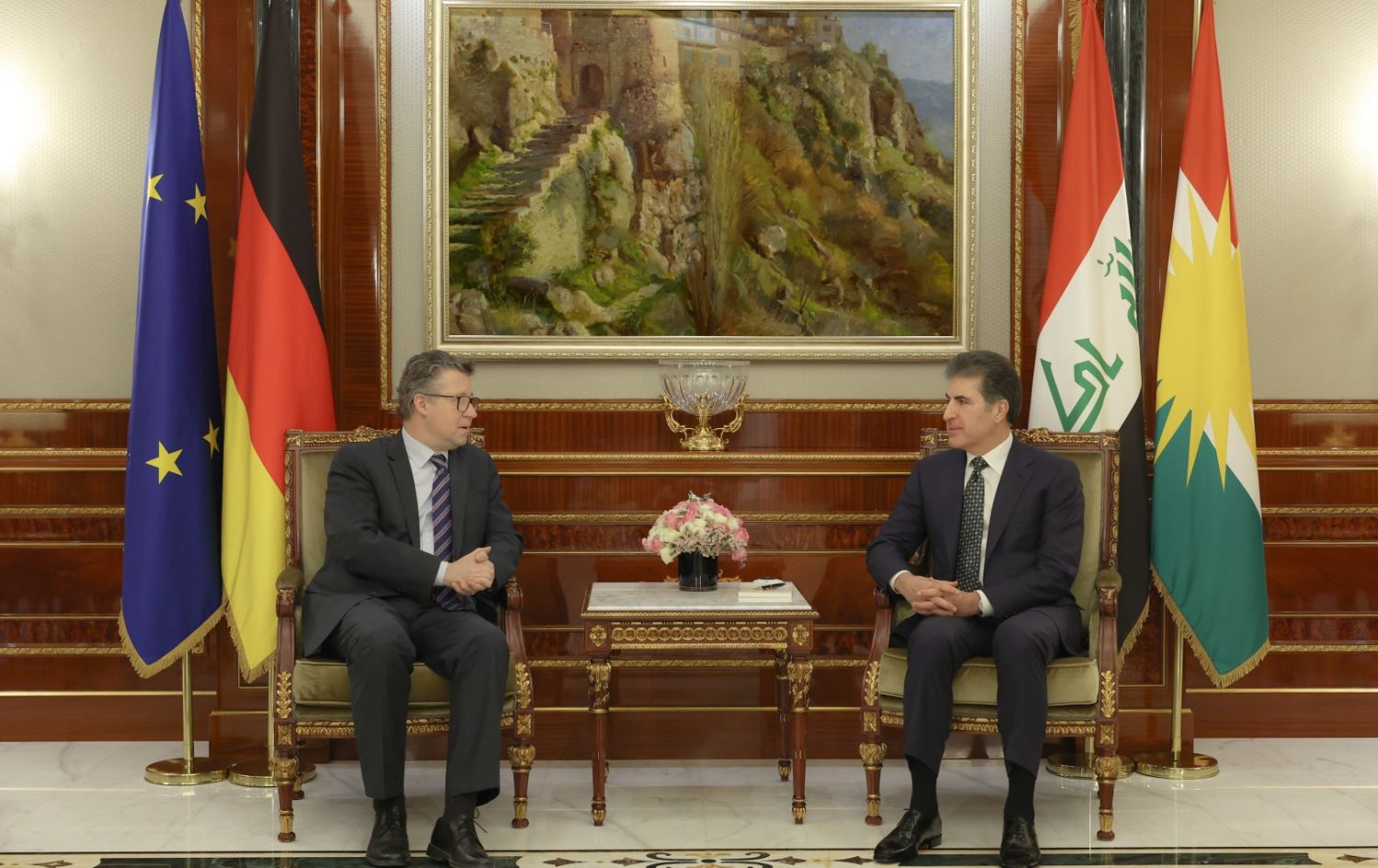 رئيس إقليم كوردستان نيجيرفان بارزاني وجيزا أندرياس فون غاير، وزير الدولة الألماني للشؤون الخارجية