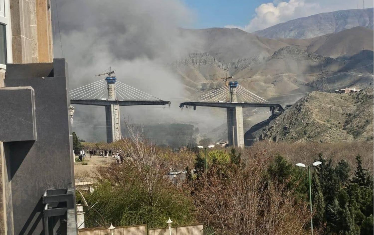 دیمەنی پردەکە، چەند ساتێک دوای بۆردوومانەکە