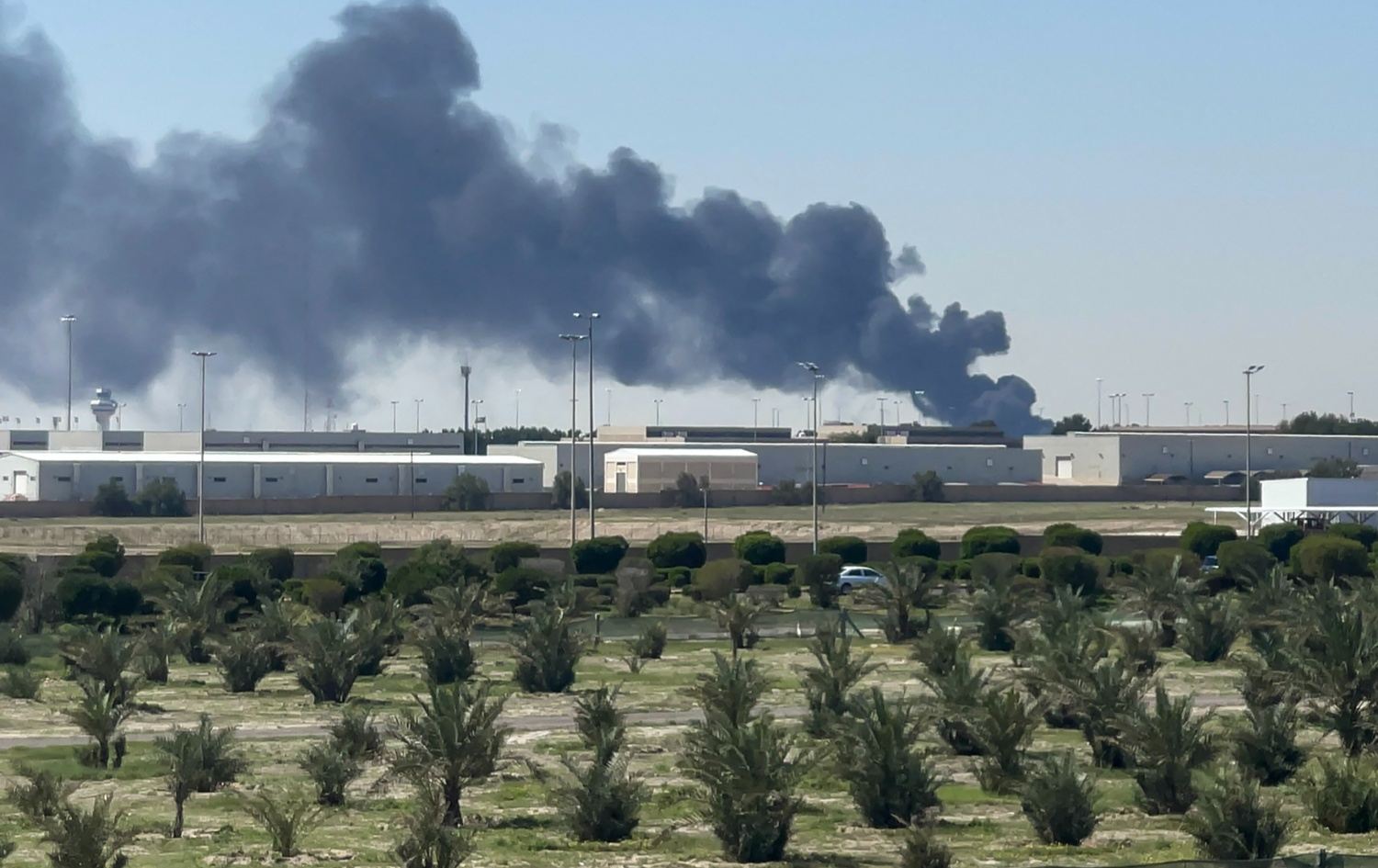 تصاعد الدخان من منطقة مطار الكويت بعد ضربة بمسيّرة في 1 نيسان-AFP