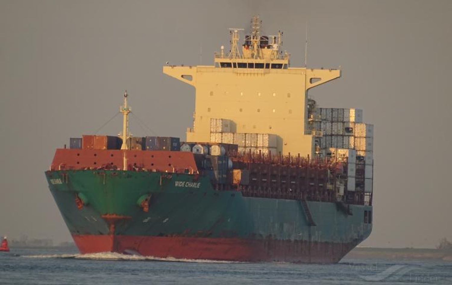 سفينة حاويات فرنسية تعبر مضيق هرمز