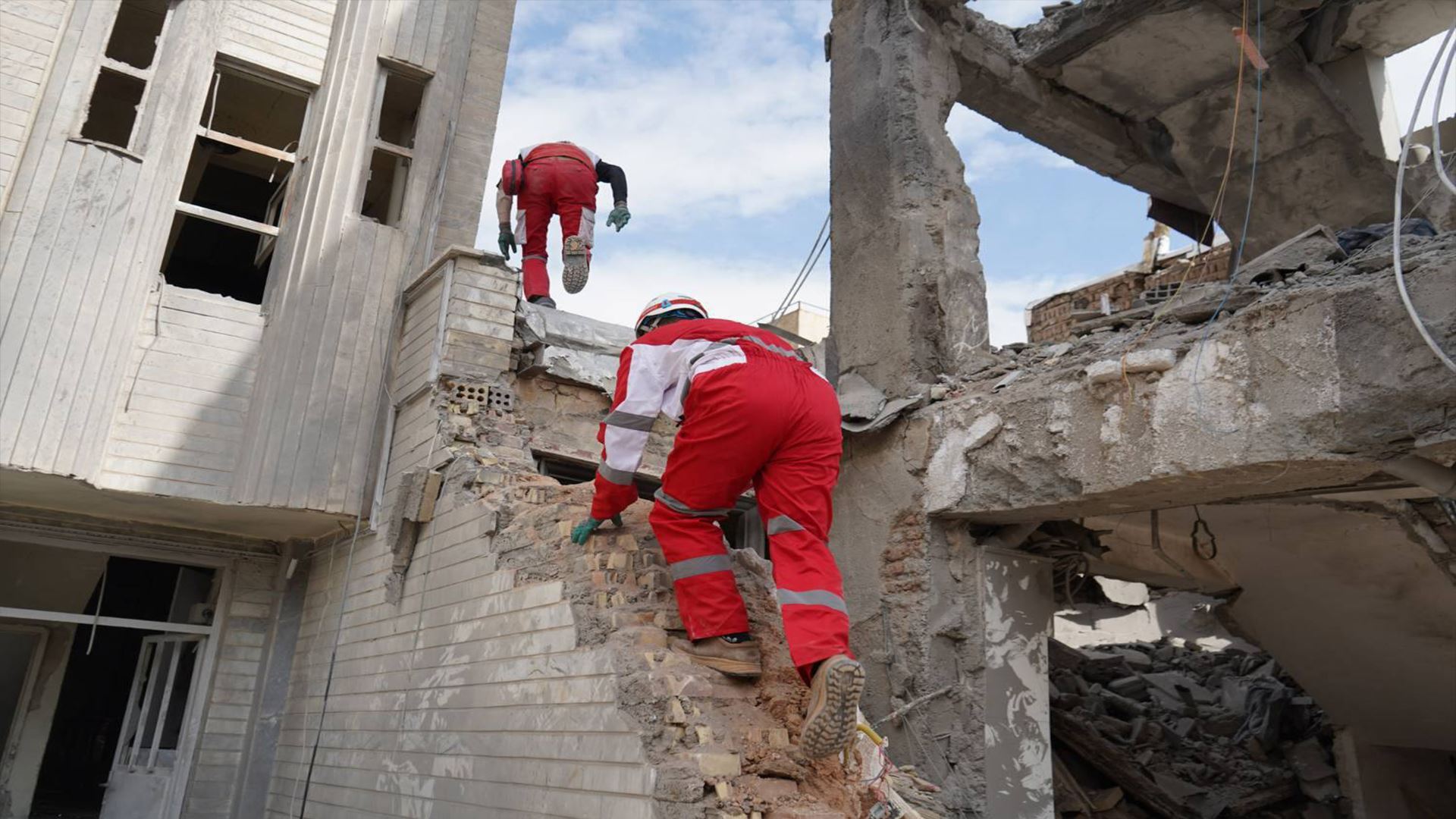 چەند کارمەندێکی مانگی سووری ئێران لە ئەرکدا 