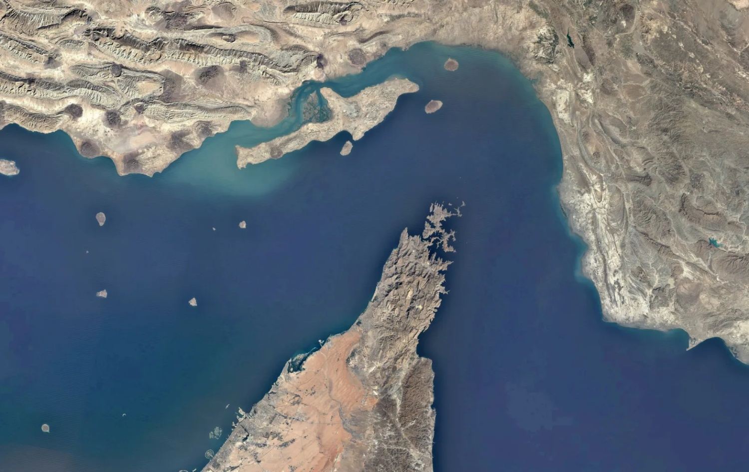 هەواڵگریی ئەمریکا: ئێران تەنگەی هورمز ناکاتەوە، دەیەوێت وەک "چەکێک" دژی ترەمپ بەکاریبهێنێت