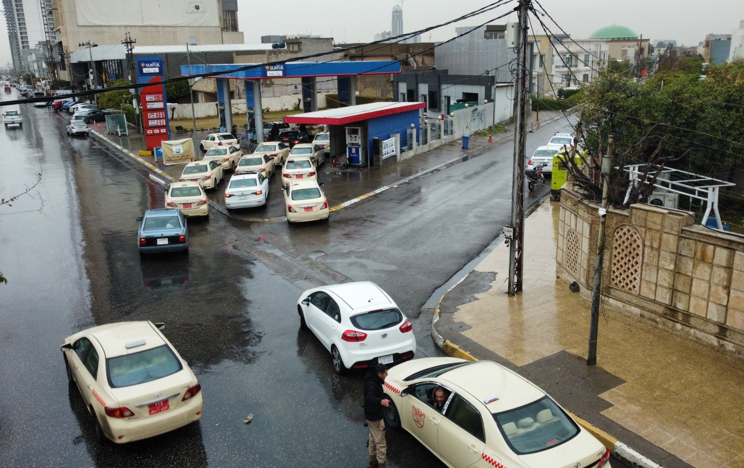 نۆرە گرتن بۆ بەنزین لە بەنزینخانەیەکی هەولێر. وێنە: بڵند تاهیر- ئەرشیفی رووداو