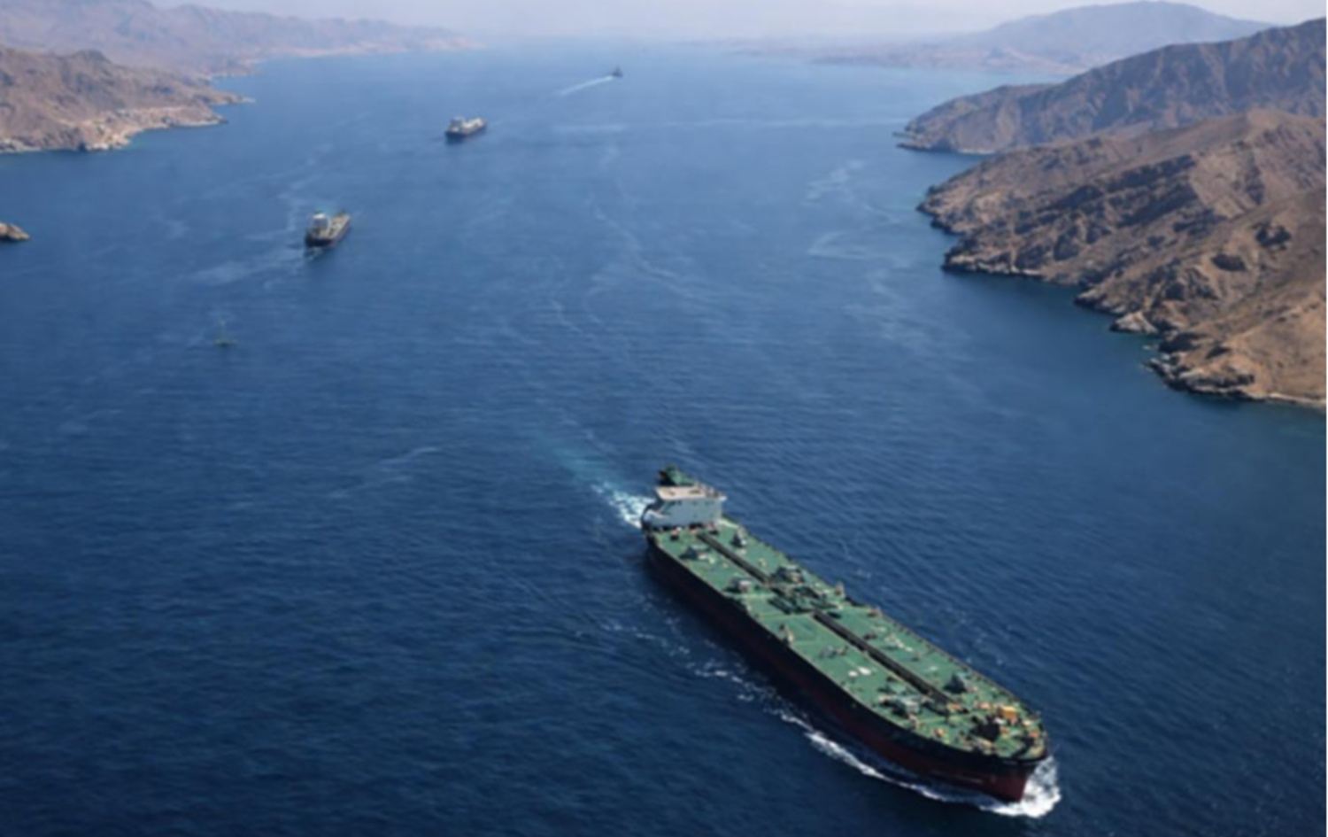 چەند کەشتییەک لە تەنگەی هورمز