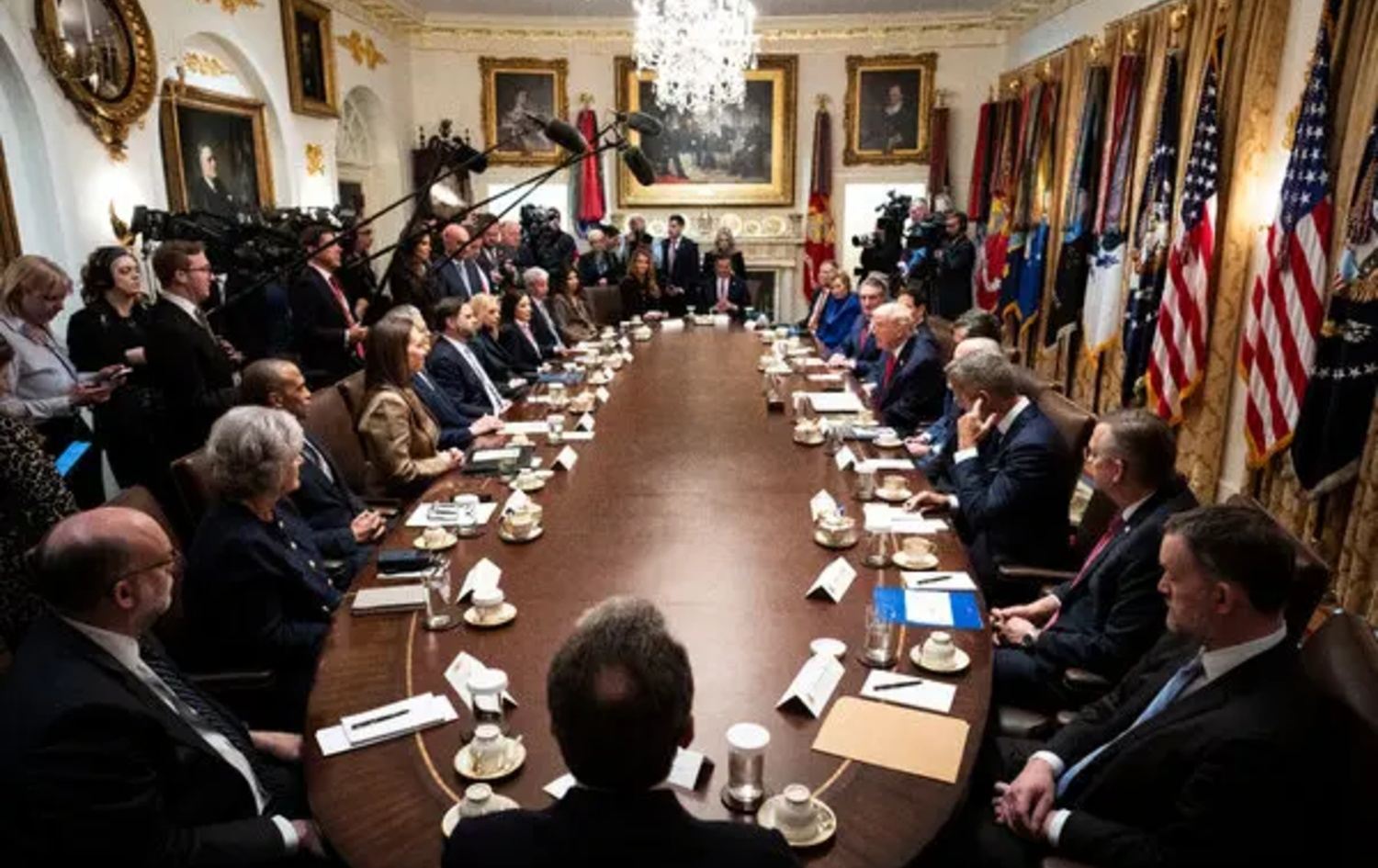  ABD Başkanı Donald Trump, yönetimindeki iki kritik ismi görevden almasının ardından kabinesinde daha geniş çaplı bir revizyona hazırlanıyor