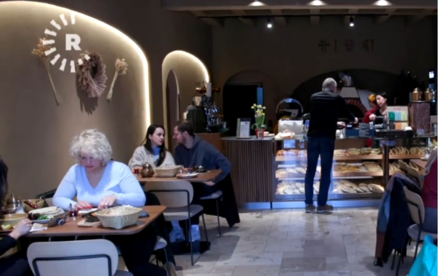 چێشتخانەکە لەسەر شێوازی خانووە قوڕە کوردەوارییەکان دروستکراوە