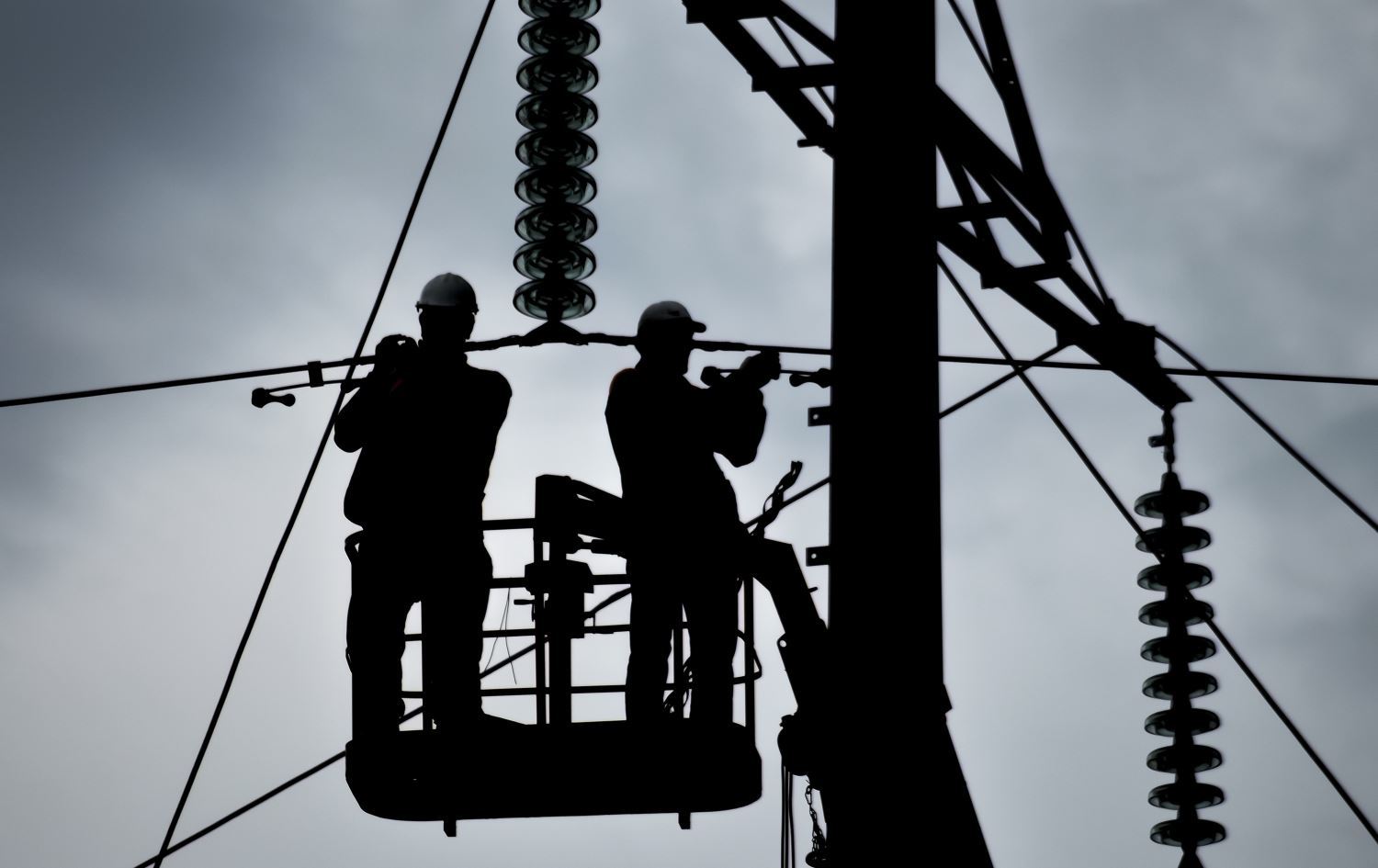 فنيون من وزارة الكهرباء 