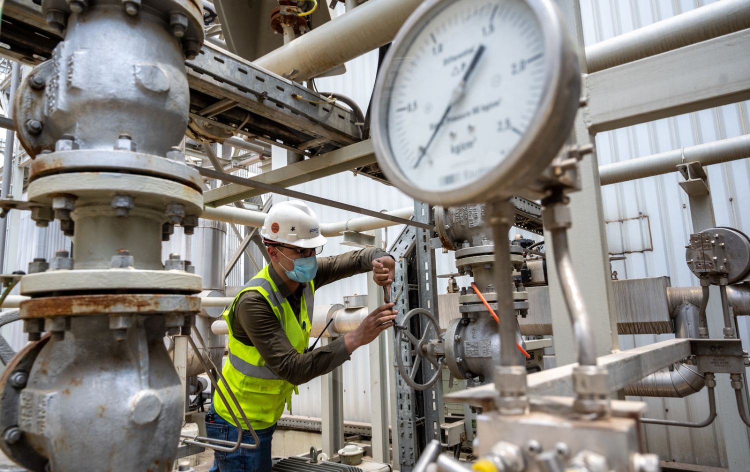 وەزیری کارەبا: زۆرینەی کێڵگەکانی نەوت کارکردنیان راگرتووە و بەرهەمی رۆژانە 65 هەزار بەرمیلە