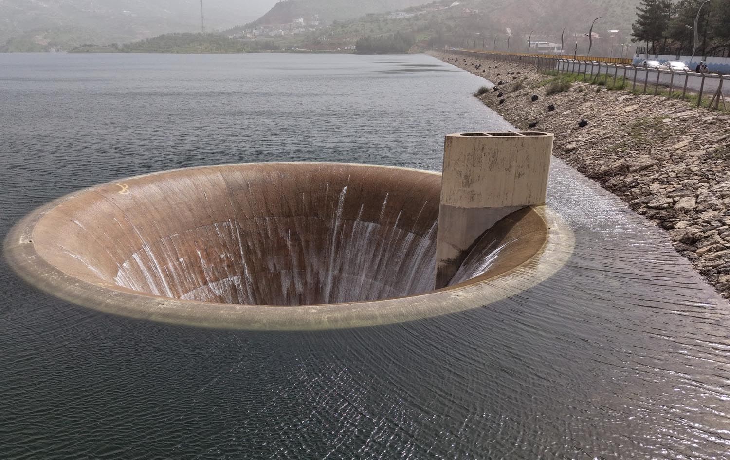 دیمەنی ساتی سەرڕێژبوونی بەنداوی دهۆک. وێنە: هەژار خورشید - رووداو