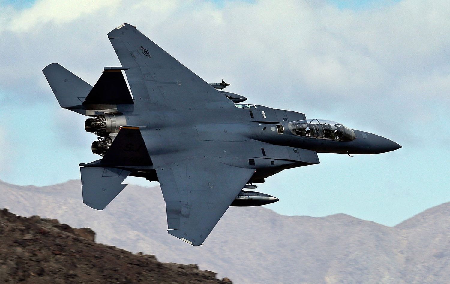 فڕۆکەیەکی F-15Eی ئەمریکی لە ئاسمان، کە ئەو جۆرە فڕۆکەی ئەمریکایە لە ئێران خراوەتەخوارەوە. وێنەکە بۆ روونکردنەوەی هەواڵەکەیە: Ben Margot/AP