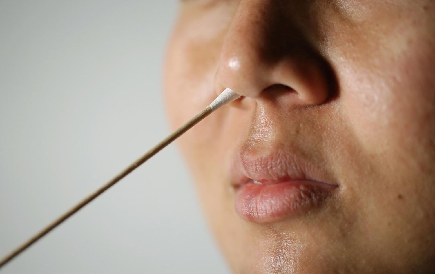 پشکنینێکی لووت. 