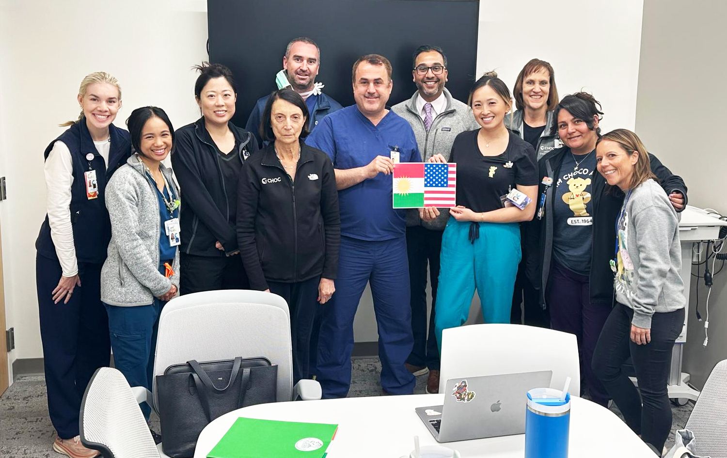 دکتۆر زانا حوسێن ئاڵای هاوبەشی کوردستان و ئەمریکای بەدەستەوەیە لەگەڵ پزیشکانی جیهان.