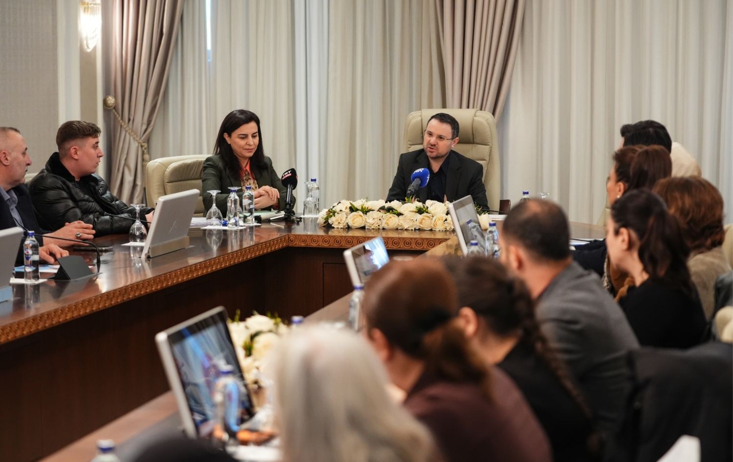 Bakan Gürlek, TBMM Suça Sürüklenen Çocukların Araştırılması Komisyonu Başkanı Müşerref Pervin Tuba Durgut ile suça sürüklenen çocuklar konusunda mağdur ailelerle bir araya geldi. / Foto: AA