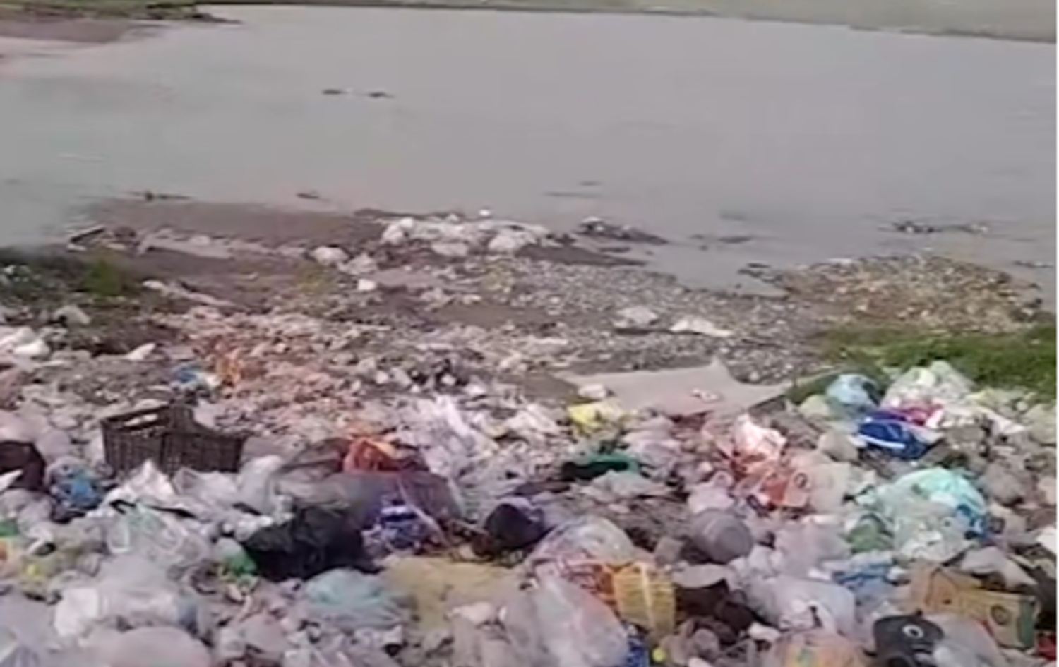 زبڵ لە لێواری زێی گەورە