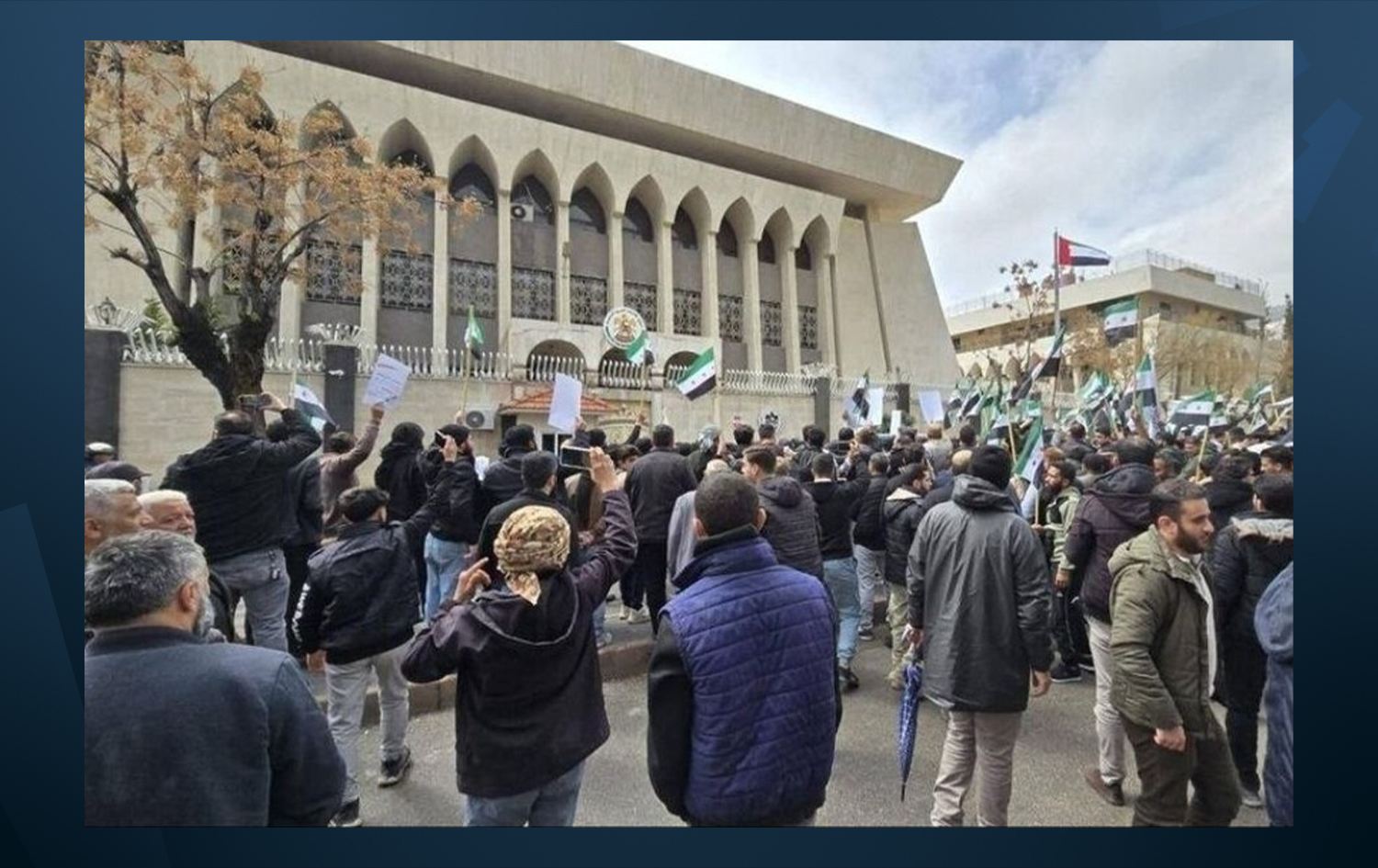 الاحتجاجات أمام السفارة الإماراتية بدمشق، السبت (4 نيسان 2026)