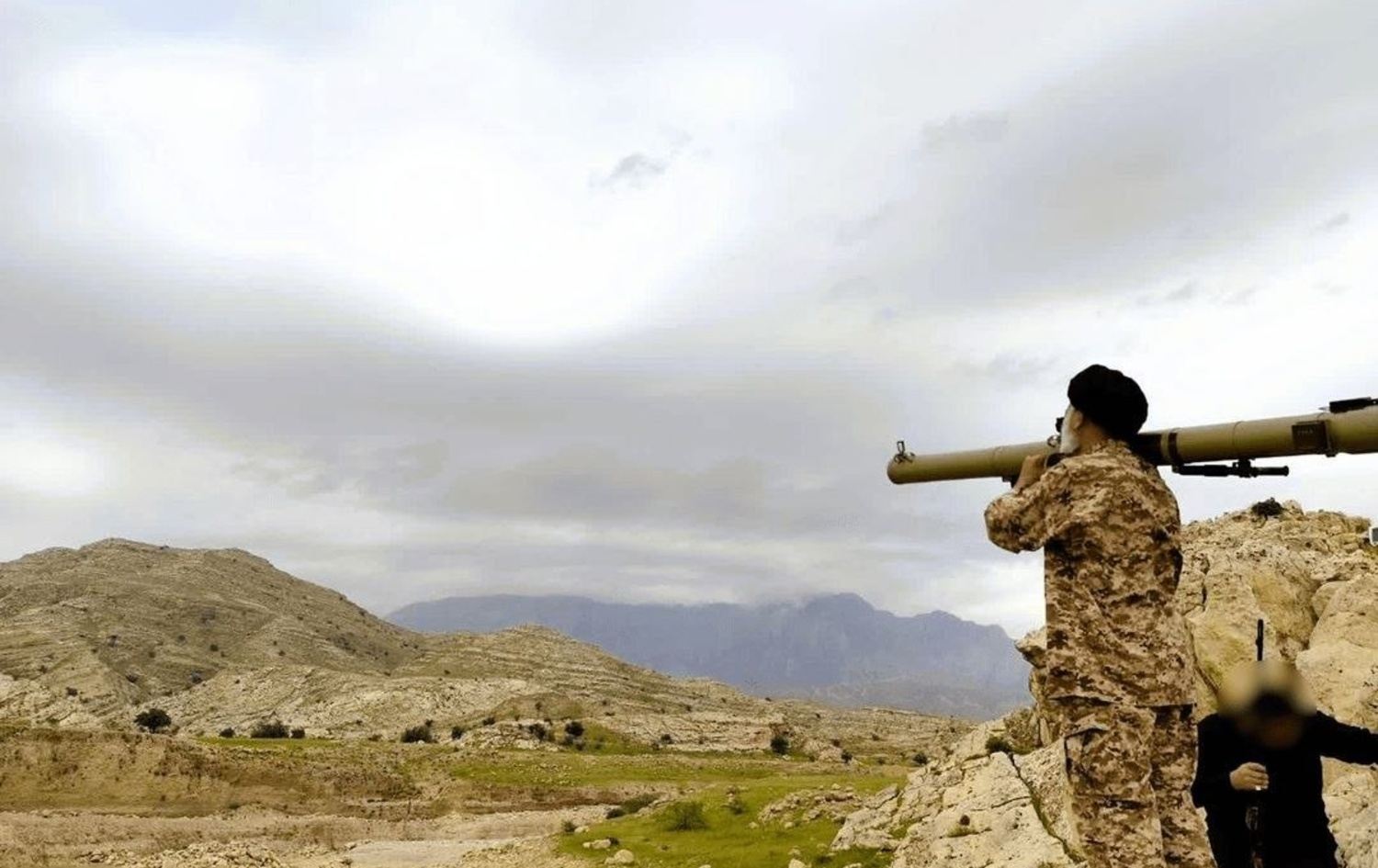 عەبدولنەبی موسەویفەرد، نوێنەری وەلی فەقیهـ لە پارێزگای خوزستان بە چەکی دژە درۆنەوە لە دەشتاییەکانی ئەهواز دەرکەوت