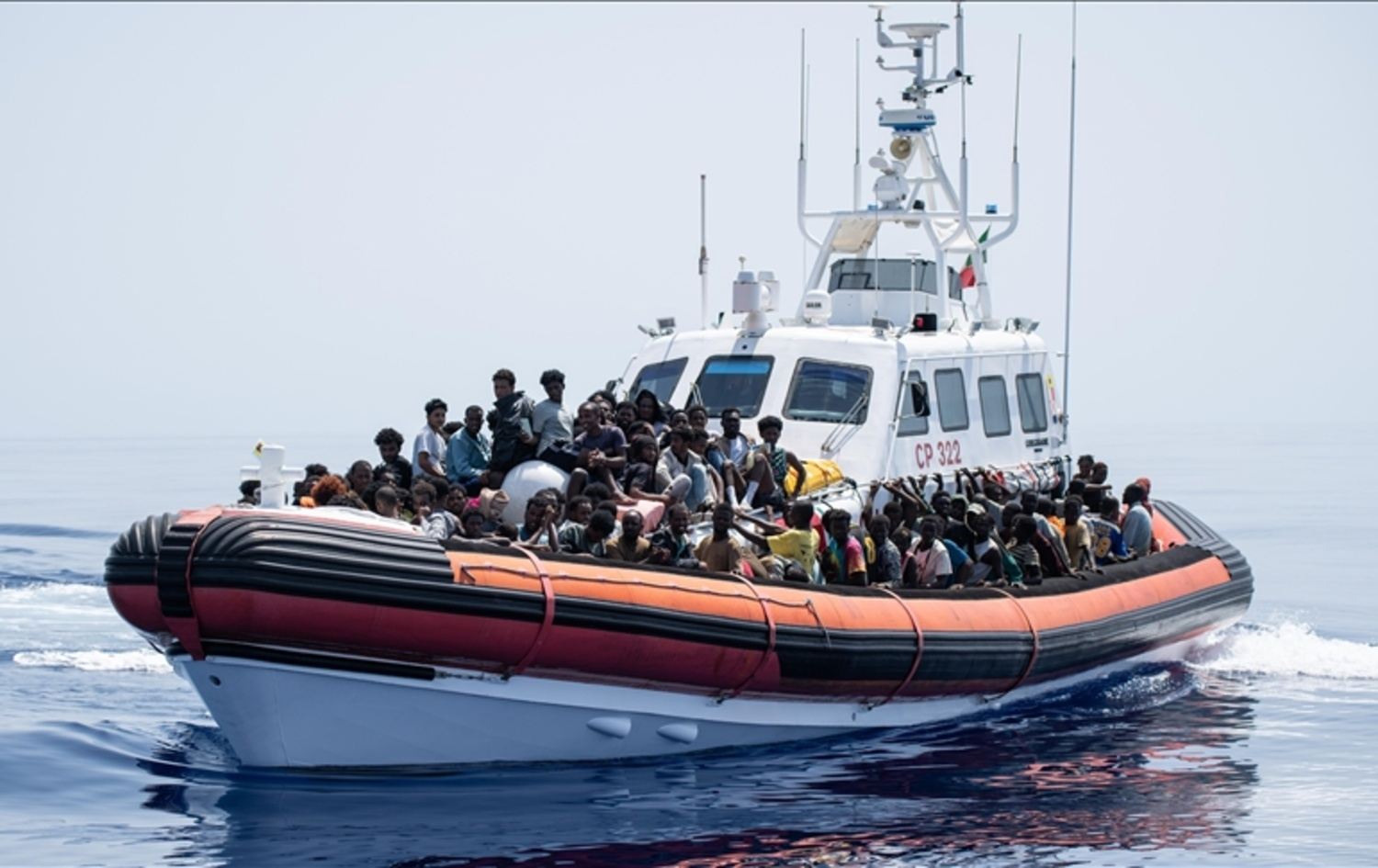 بەلەمێکی کۆچبەران. وێنەکە بۆ روونکردنەوە دانراوە