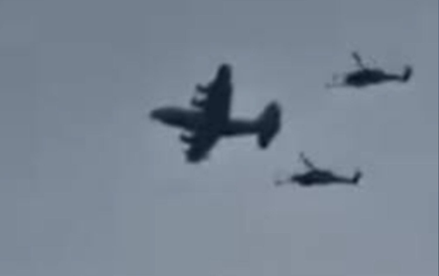 دوو هێلیکۆپتەر لەکاتی ئۆپەراسیۆنی گەڕانەکە سووتەمەنی وەردەگرن. 