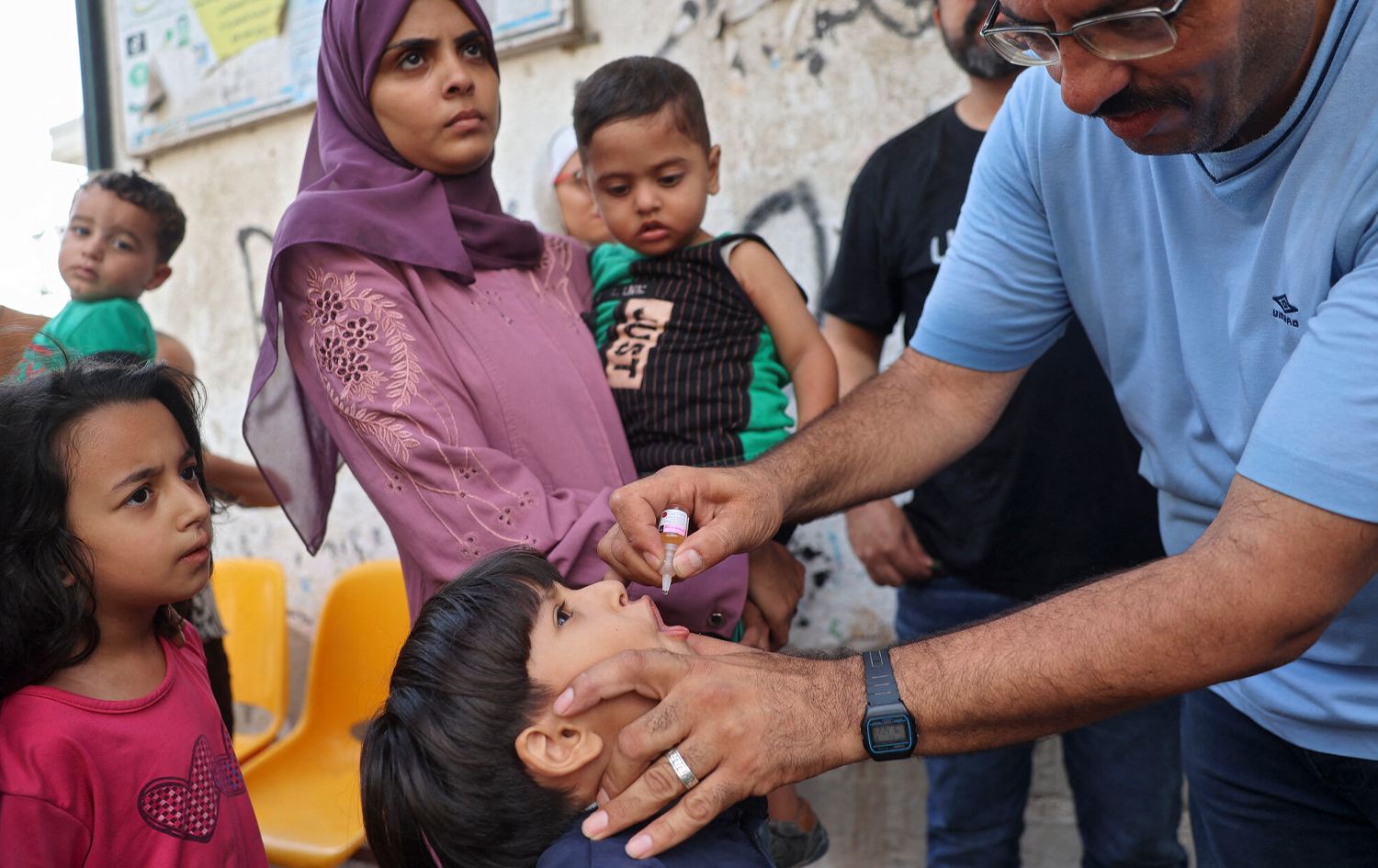 ڤاکسین بە منداڵێک دەدرێت. وێنە: NY Times