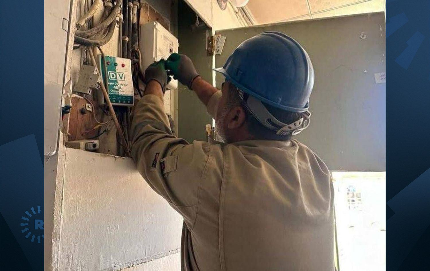 کارمەندێکی کارەبا سەرقاڵی ئەرکی رۆژانەیەتی. وێنە: ئەرشیڤ