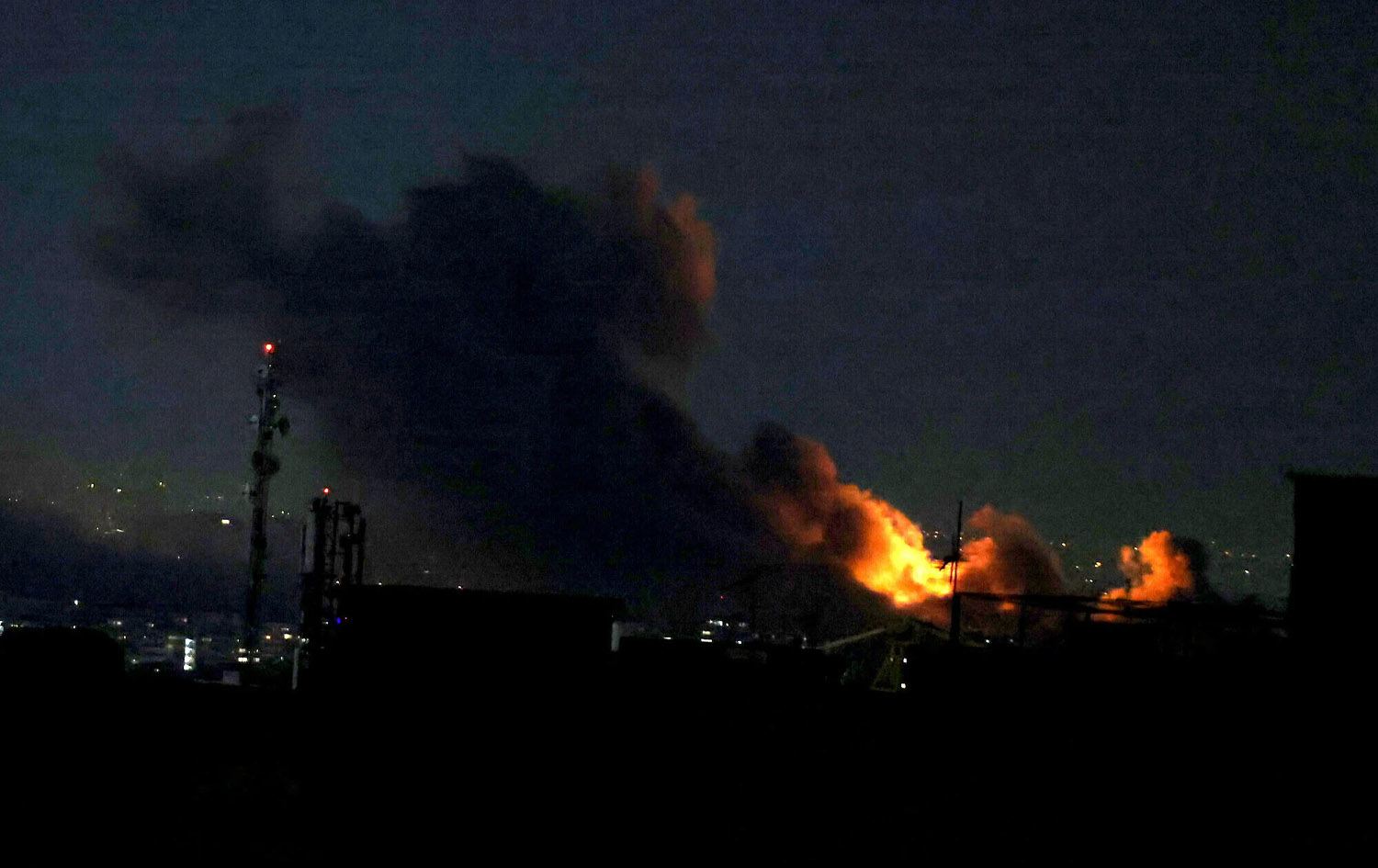 دیمەنی چرکەساتەکانی دوای بۆردوومانێکی ئەمریکا/ئیسرائیل بۆسەر تاران