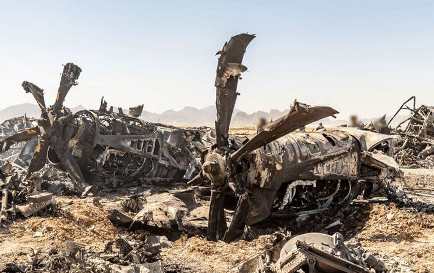 حطام طائرة C-130 اختلفت الروايتان الأميركية والإيرانية حول سبب تدميرها-FARS