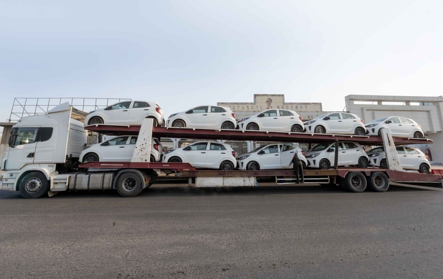 ژمارەیەک ئۆتۆمبێلی هاوردەکراو. وێنە: بڵند تاهیر - رووداو