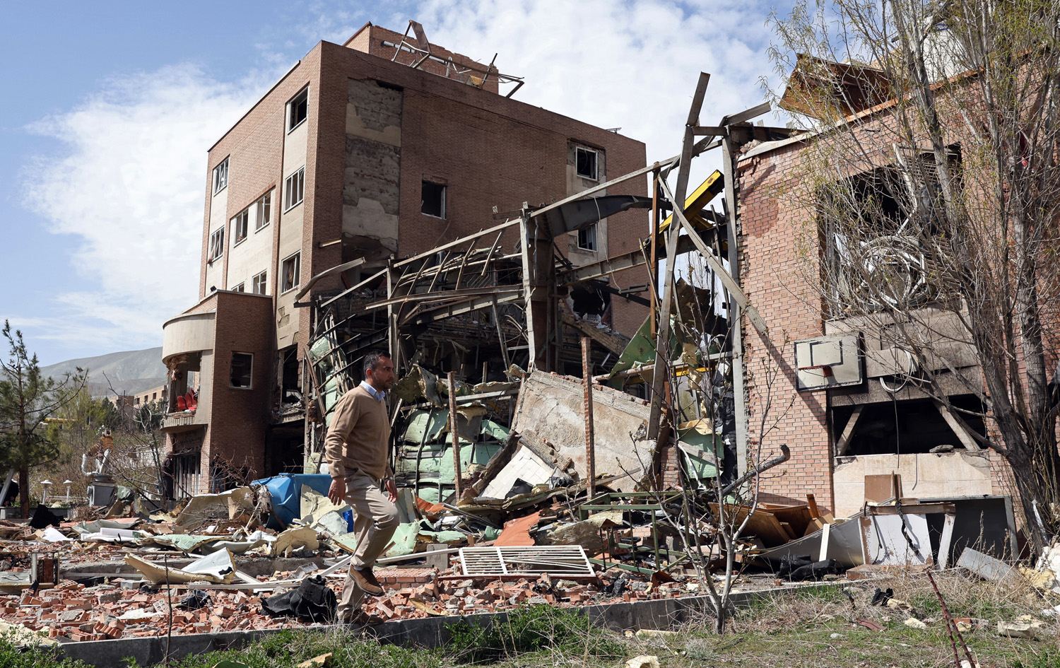 باڵەخانەیەک لە تاران بەهۆی بۆردوومانەوە وێرانبووە. وێنە: AFP