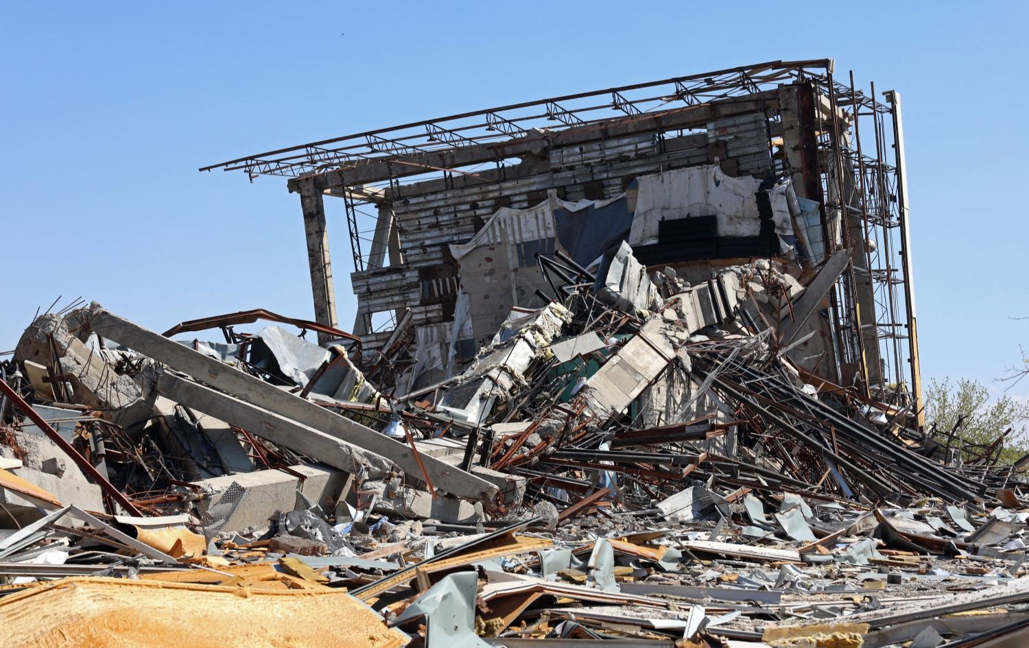 باڵەخانەیەک لە تارانی پایتەختی ئێران دوای بۆردوومانی ئەمریکا و ئیسرائیل وێرانبووە. وێنە: AFP