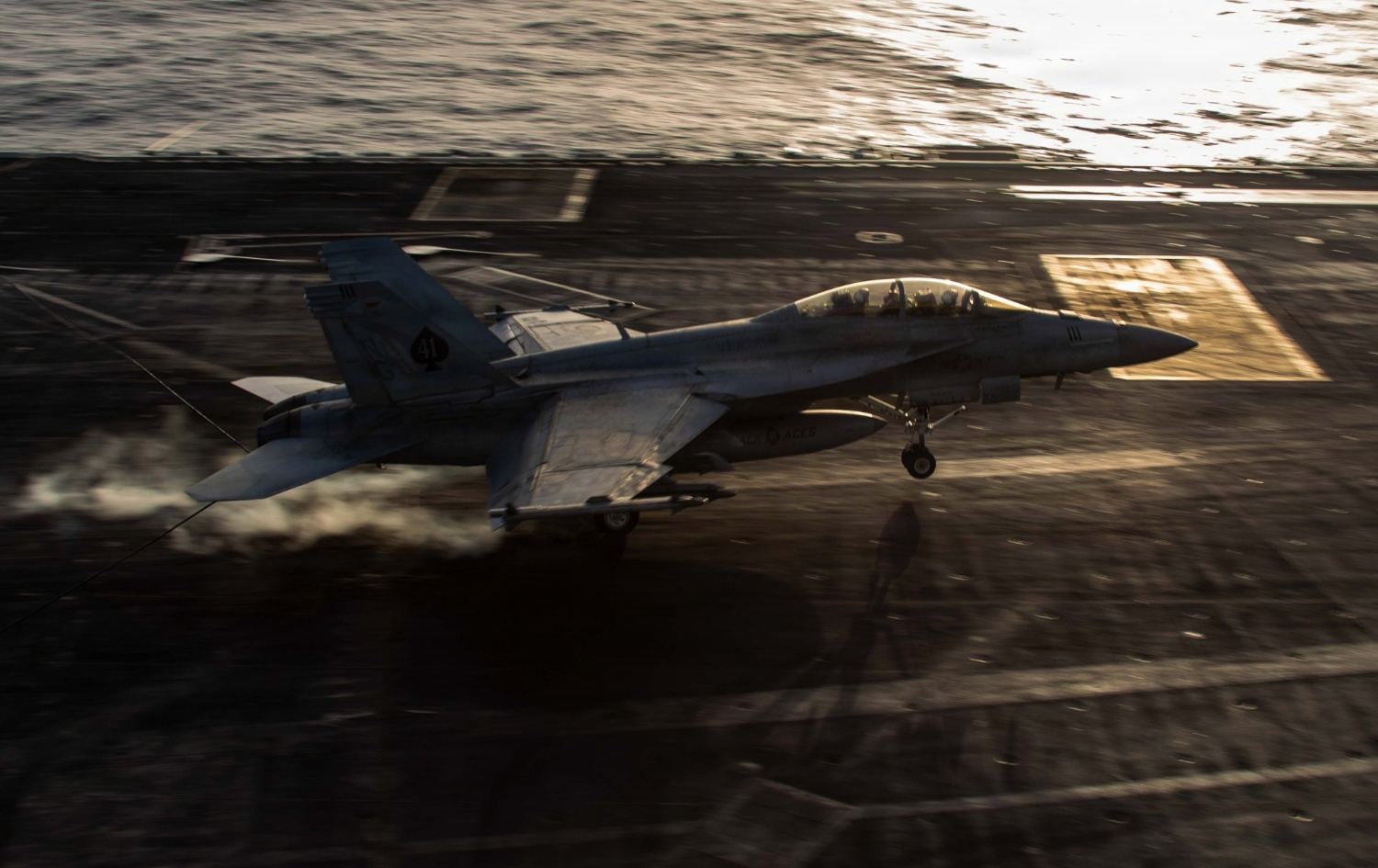 فڕۆکەیەکی جەنگی ئەمریکا لەسەر کەشتیی ئەبراهام لینکن