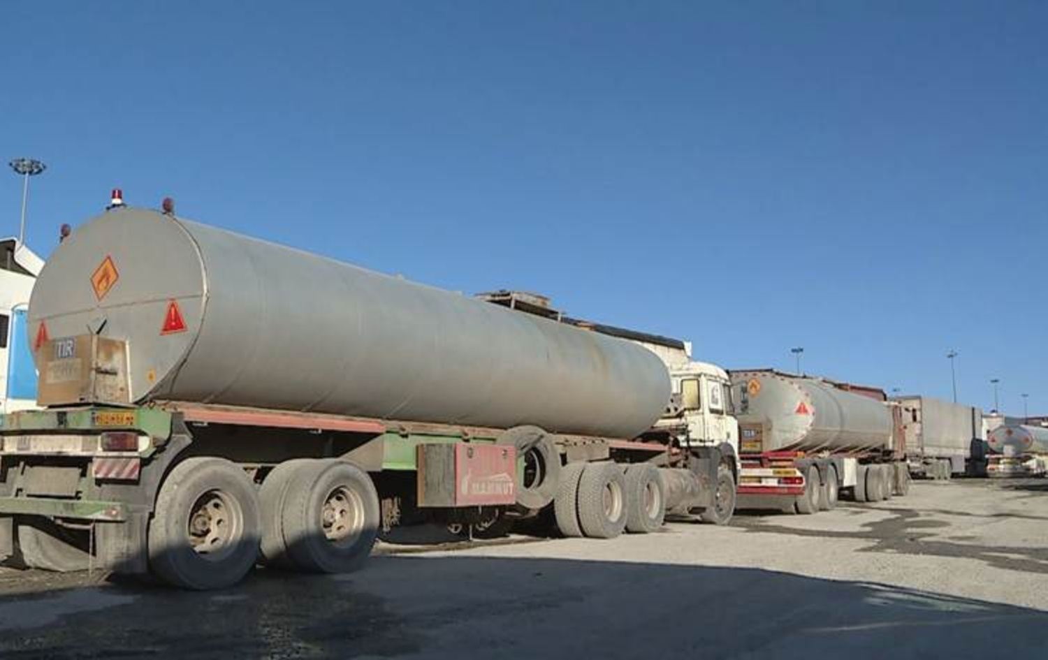 چەند تەنکەرێک. وێنەکە بۆ روونکردنەوە دانراوە