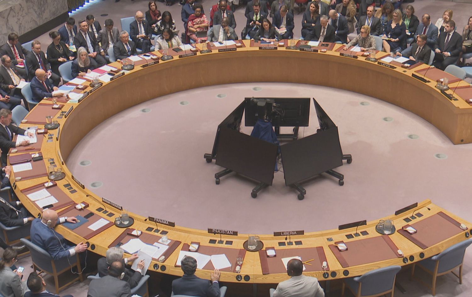 "توقيت سيئ" أم مصالح نفطية.. لماذا لم تُبقِ الصين وروسيا على مضيق هرمز مفتوحاً؟ 