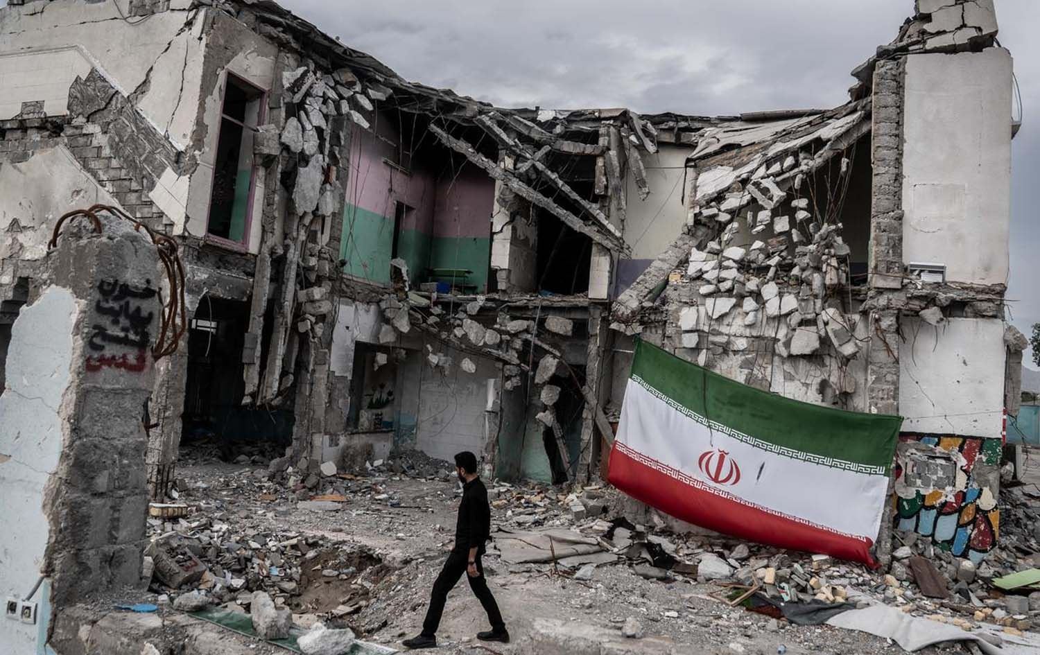 ئاڵایەکی ئێران لەسەر بینایەکی خاپووربوو. وێنە: AA