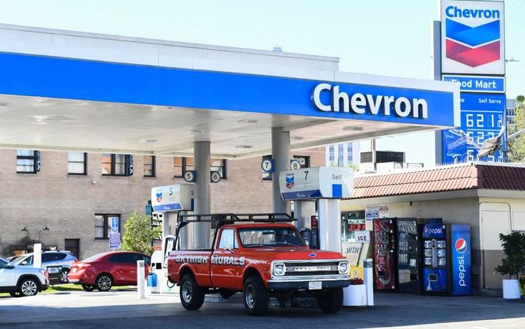 بەنزینخانەیەک لە کالیفۆڕنیای ئەمریکا. وێنە: AFP