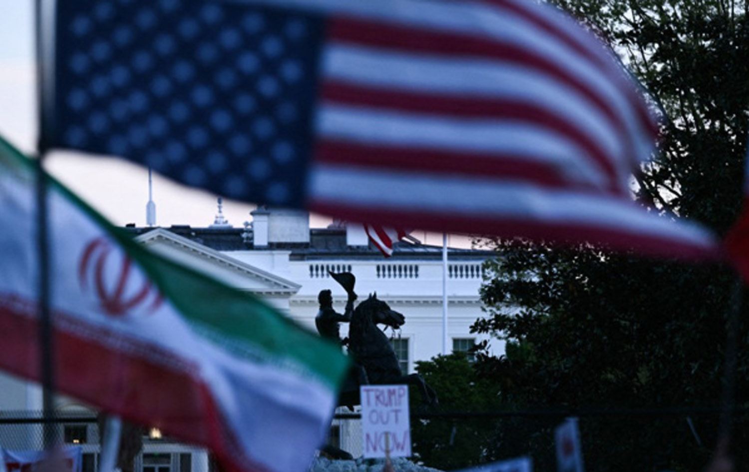 ئاڵای ئەمریکا و ئێران. وێنە: AFP