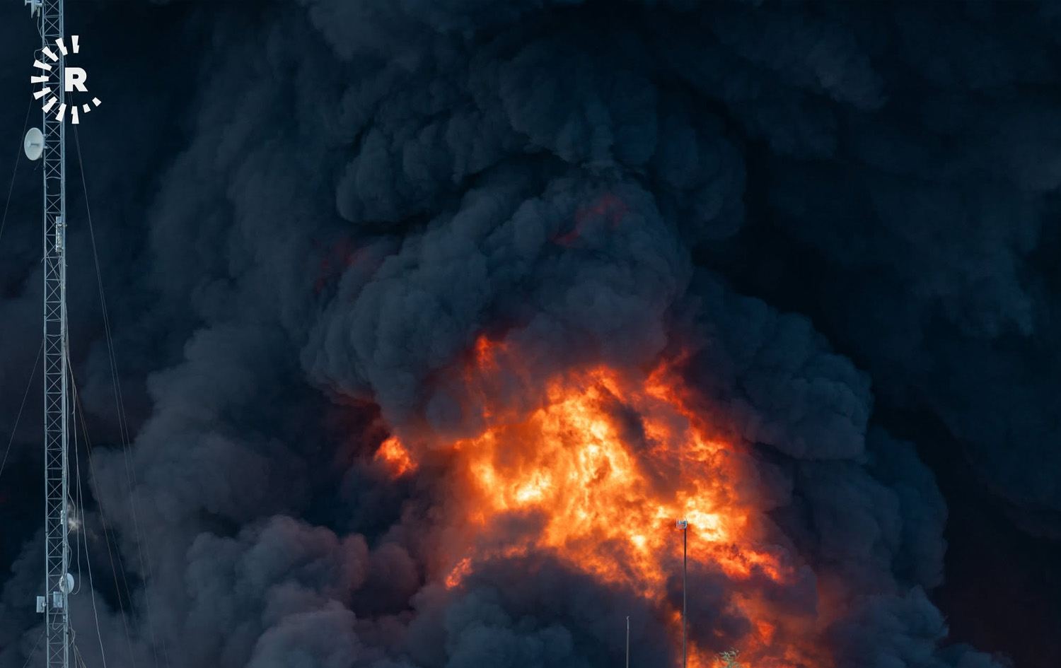 دیمەنی دوای هێرشێکی درۆنی بۆسەر کارگەیەکی رۆنی ئۆتۆمبێل لە هەولێر