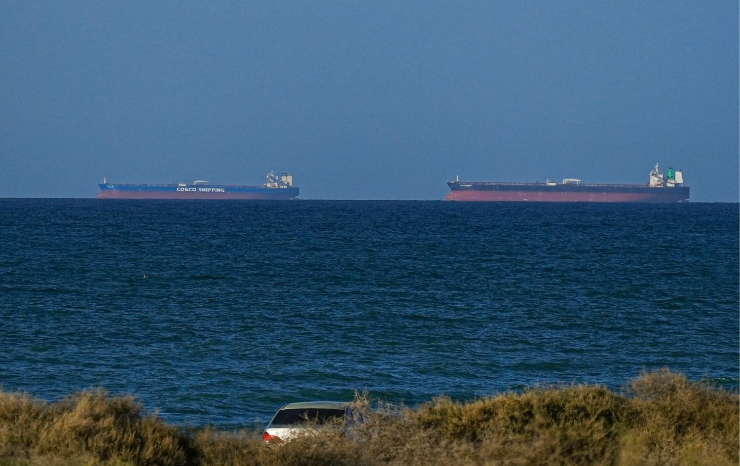 ناقلتان أثناء عبورهما مضيق هرمز بعد وقف إطلاق النار-AA