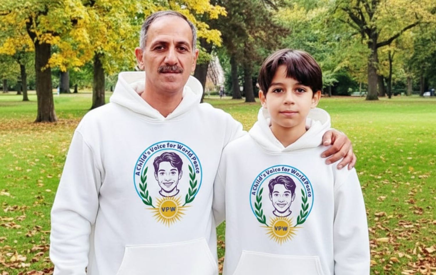 حەسەن ئازادە، نووسەری کتێبەکە لەگەڵ کوڕەکەیدا