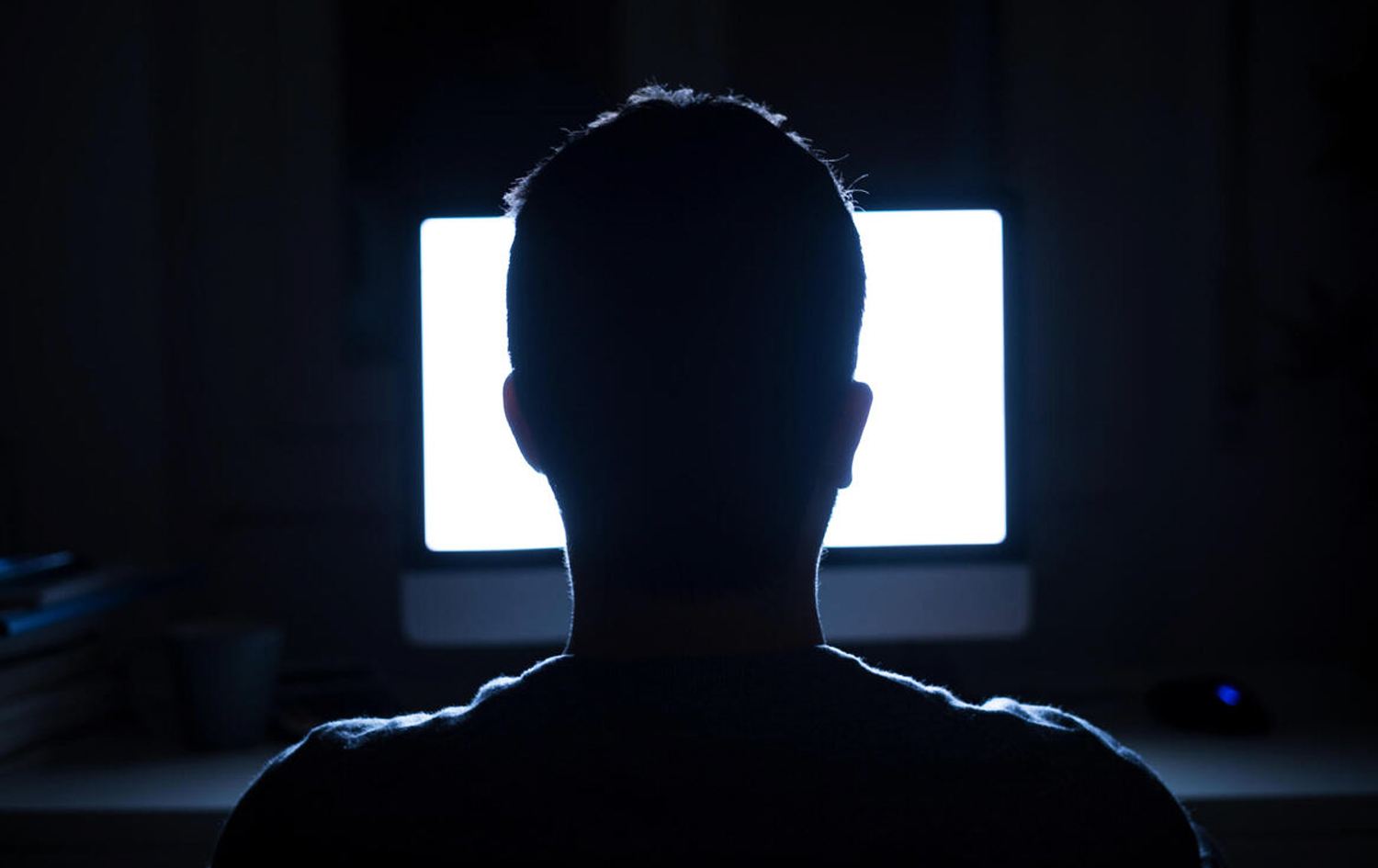 کەسێک لەبەردەم تەلەڤیزیۆندا دانیشتووە.