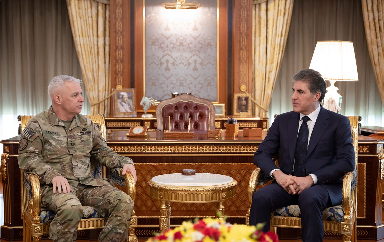 نيجيرفان بارزاني، رئيس إقليم كوردستان، والجنرال كيفن لامبرت، القائد العام لقوات التحالف الدولي في العراق وسوريا