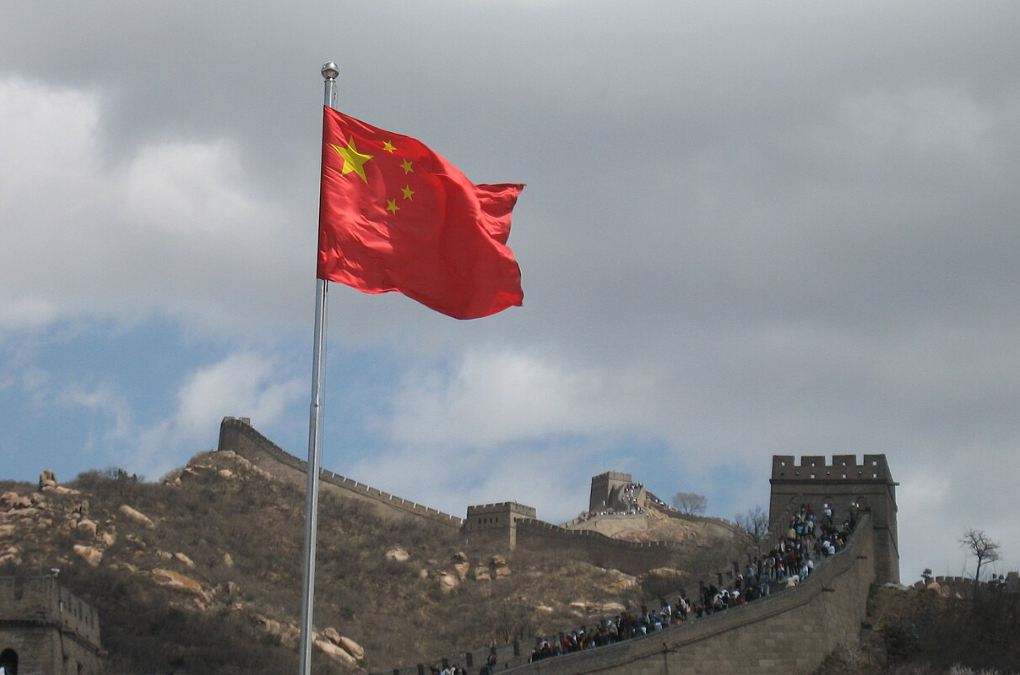 ئاڵای چین لە نزیک دیواری گەورەی ئەو وڵاتە.