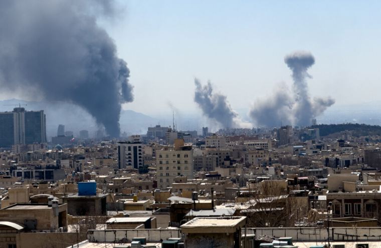 دووکەڵی پاشماوەی بۆردوومان لە تاران لە رۆژی 1ی ئازاری 2026. وێنە: AFP 