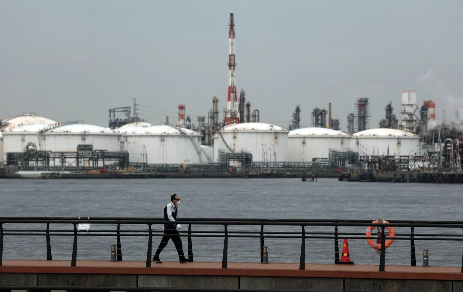 مصفاة نفطية جنوبي العاصمة اليابانية طوكيو - رويترز